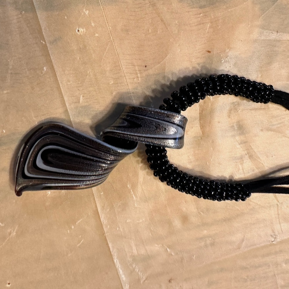 Elegant Black and Silver Necklace - Picture 2 of 6